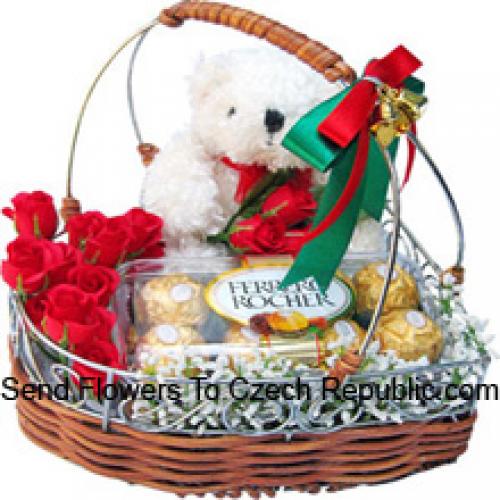 Lindas rosas con lindo oso de peluche y chocolates