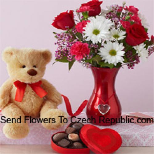 Rosen und Gerberas mit niedlichem Teddy und Schokolade