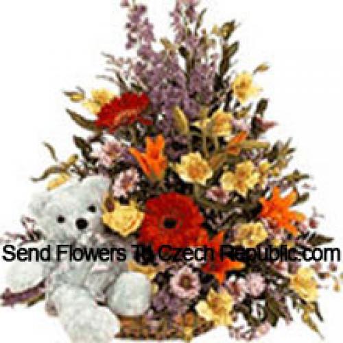 Canasta de flores mixtas con oso de peluche